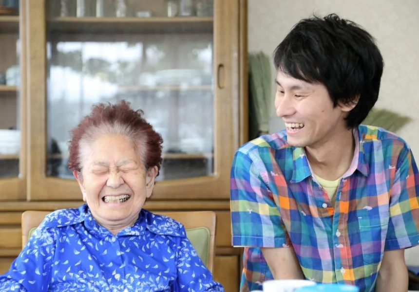 ケアホーム東大井で介護をする男性