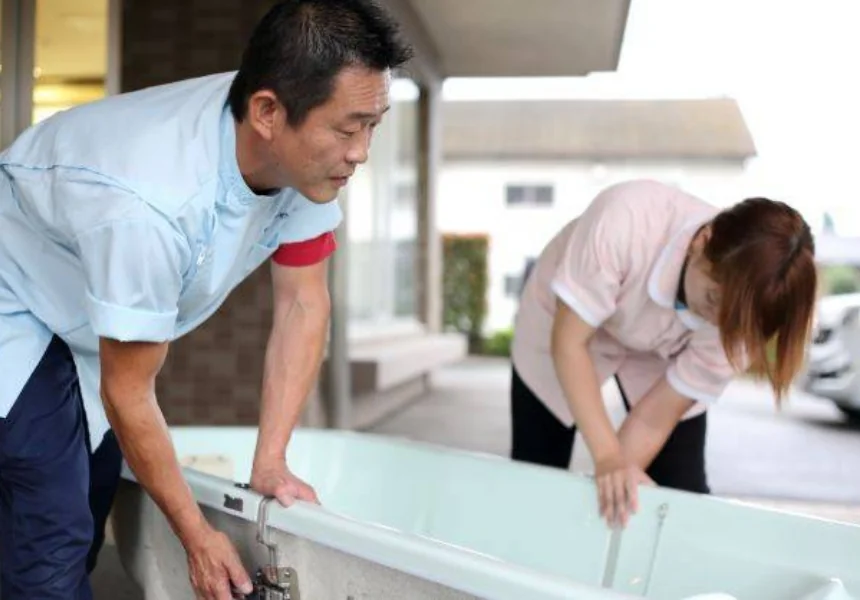 荒川ケアセンターで訪問入浴をしている様子